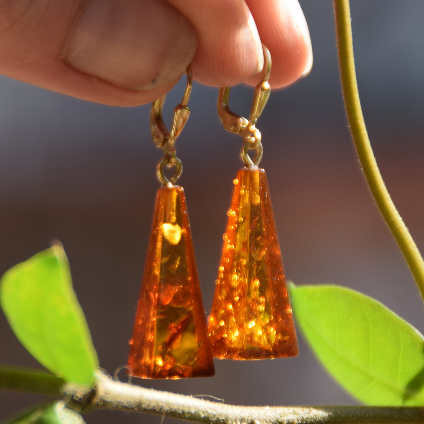 Elegante Ohrringe mit frei schwingendem Stein aus cognacfarbenem Naturbernstein und 18K vergoldetem 925er Silber, MJ Baltica, BZK082