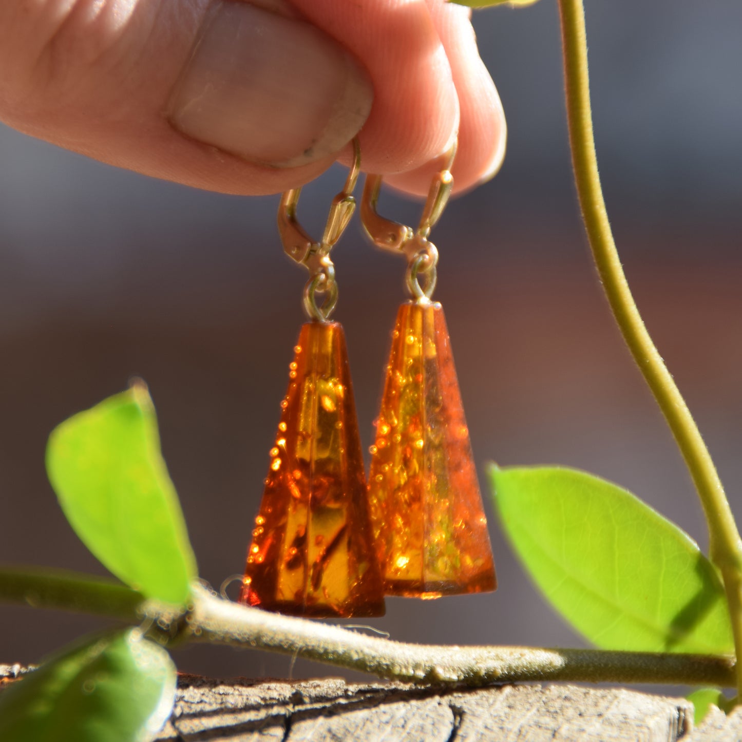 Elegante Ohrringe mit frei schwingendem Stein aus cognacfarbenem Naturbernstein und 18K vergoldetem 925er Silber, MJ Baltica, BZK082