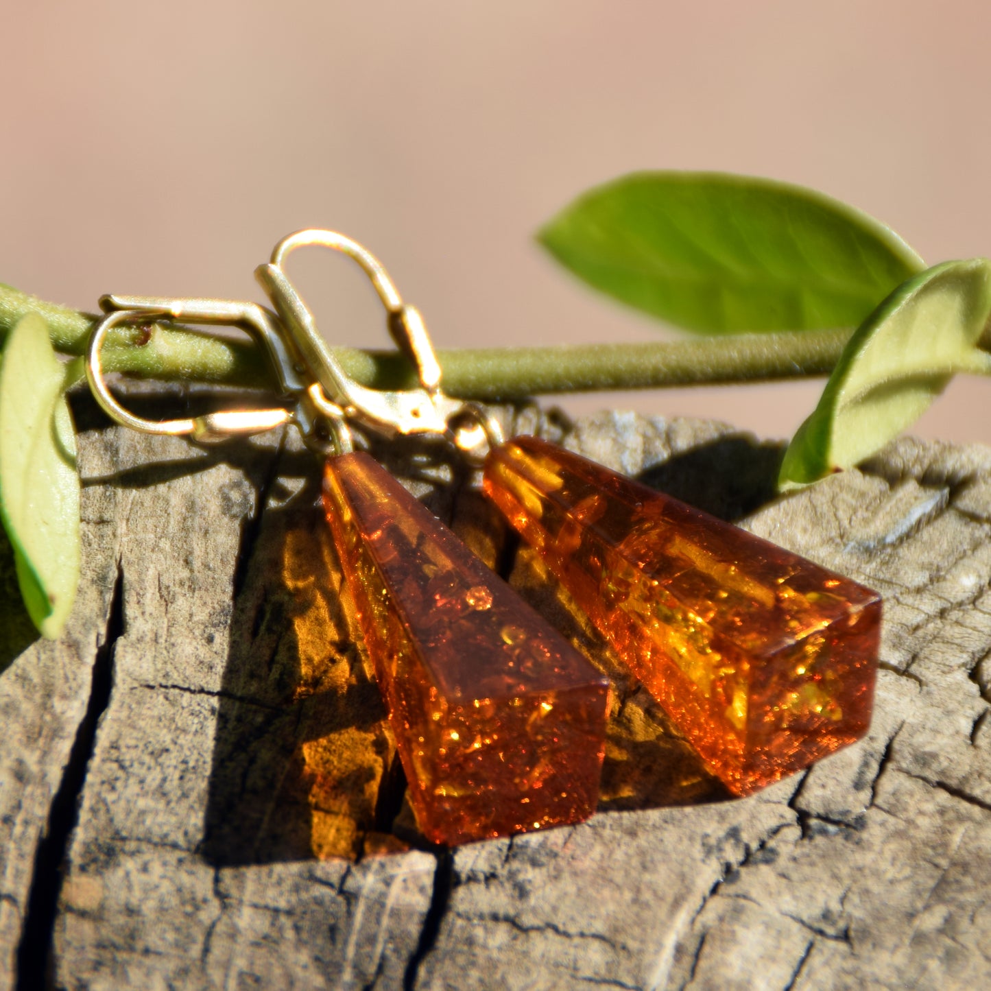Elegante Ohrringe mit frei schwingendem Stein aus cognacfarbenem Naturbernstein und 18K vergoldetem 925er Silber, MJ Baltica, BZK082