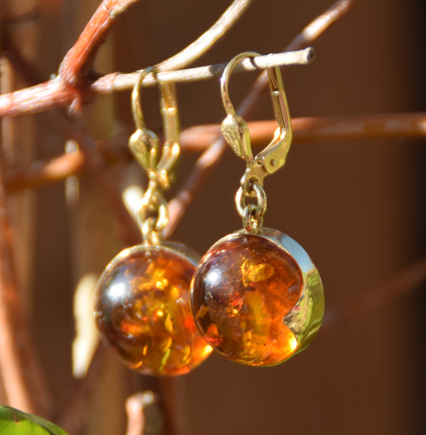 MJ Baltica, orecchini, Ambra naturale Baltica, Argento 925, placcato in Oro 18k, tondo, grande, pendente, artigianale, BZK083