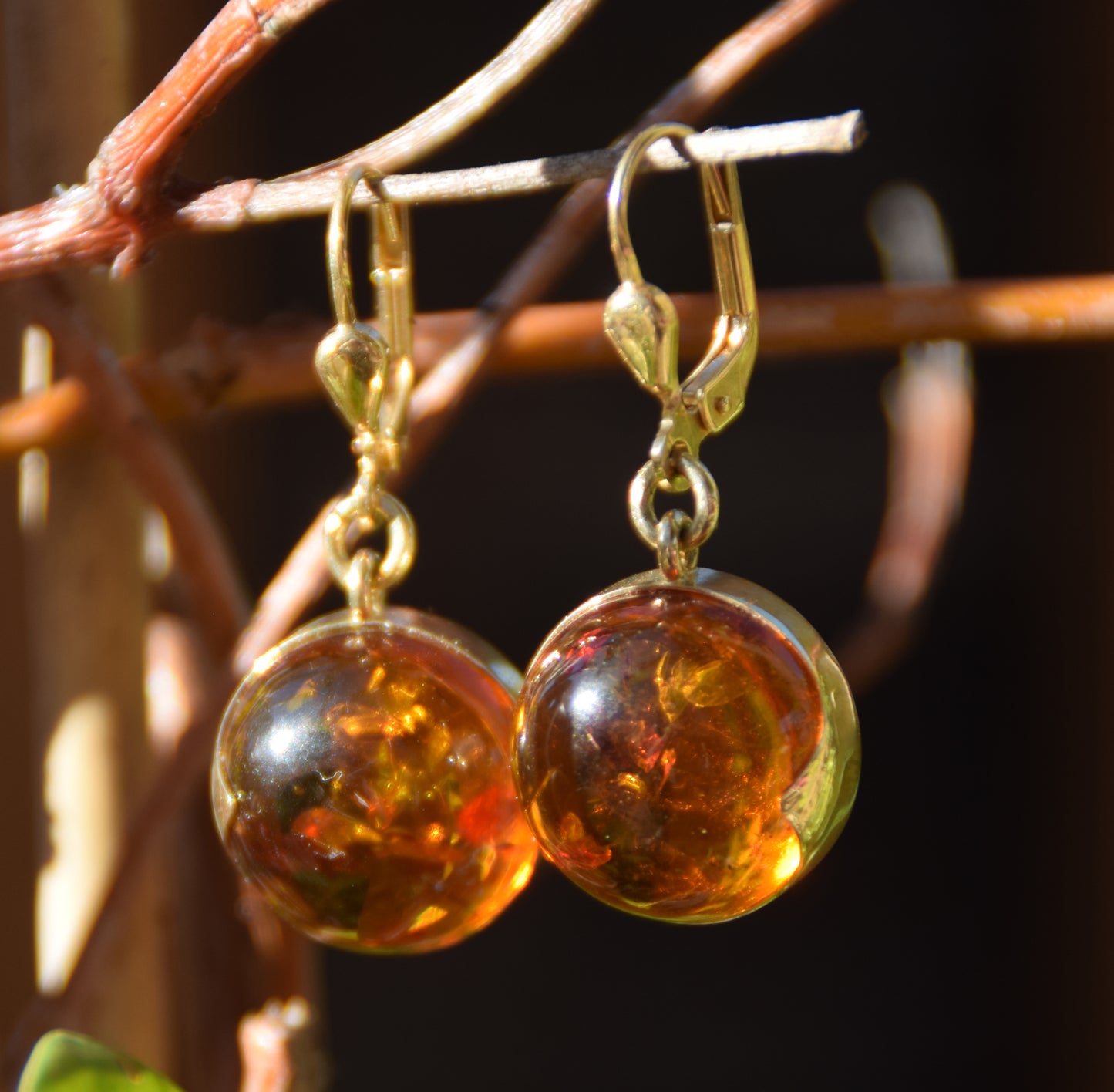 MJ Baltica, orecchini, Ambra naturale Baltica, Argento 925, placcato in Oro 18k, tondo, grande, pendente, artigianale, BZK083