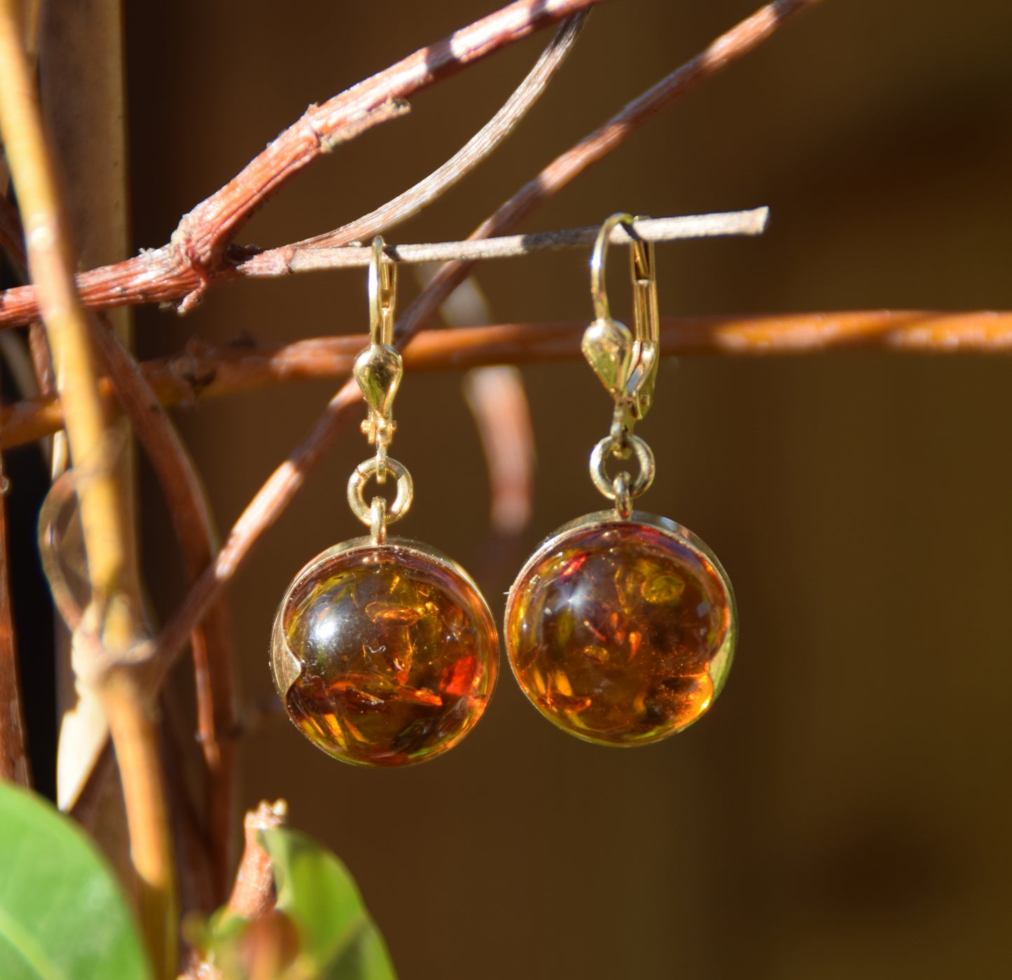 MJ Baltica, orecchini, Ambra naturale Baltica, Argento 925, placcato in Oro 18k, tondo, grande, pendente, artigianale, BZK083