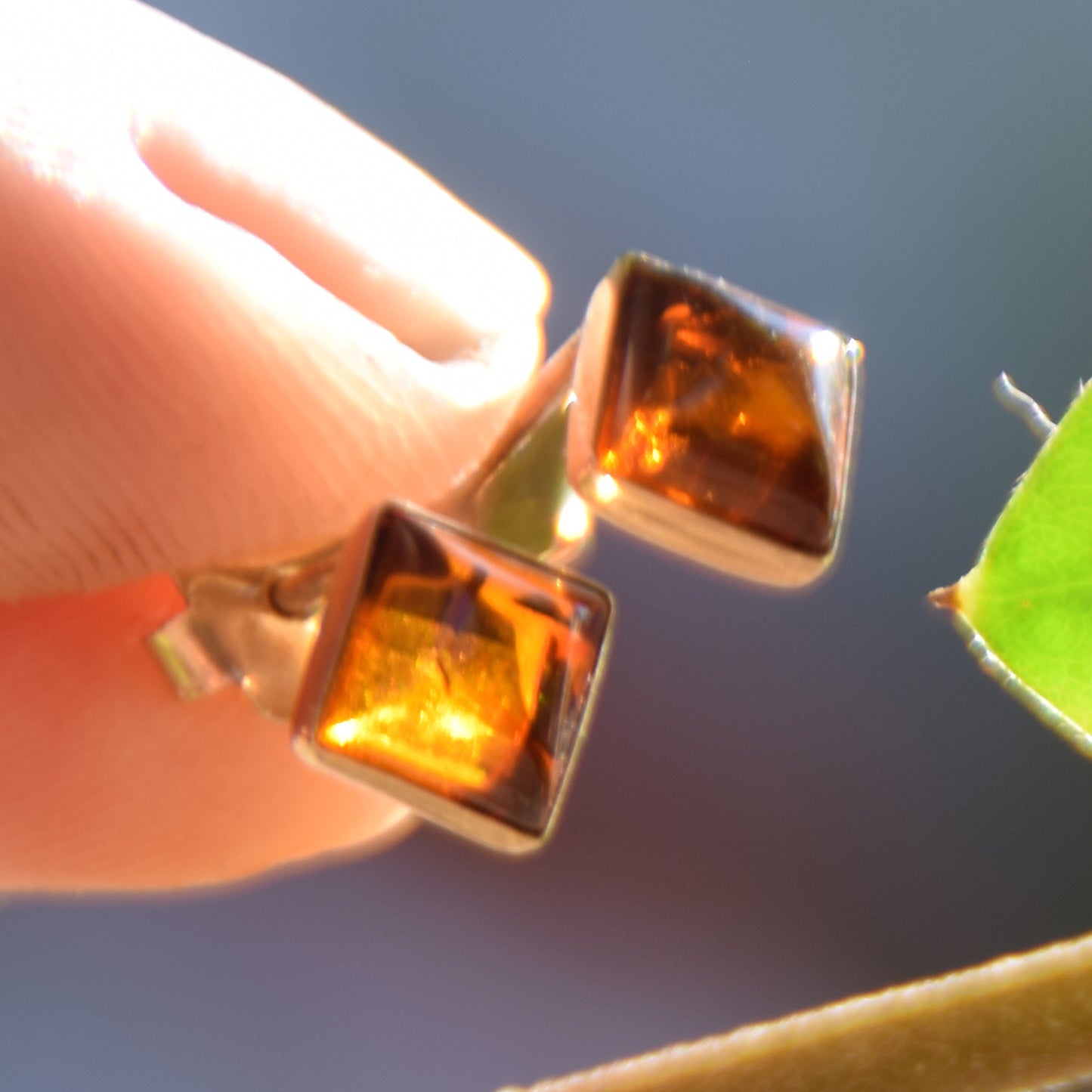 Delicati orecchini quadrati con Ambra naturale color cognac e Argento 925 placcato in Oro 18k, MJ Baltica, BZK097