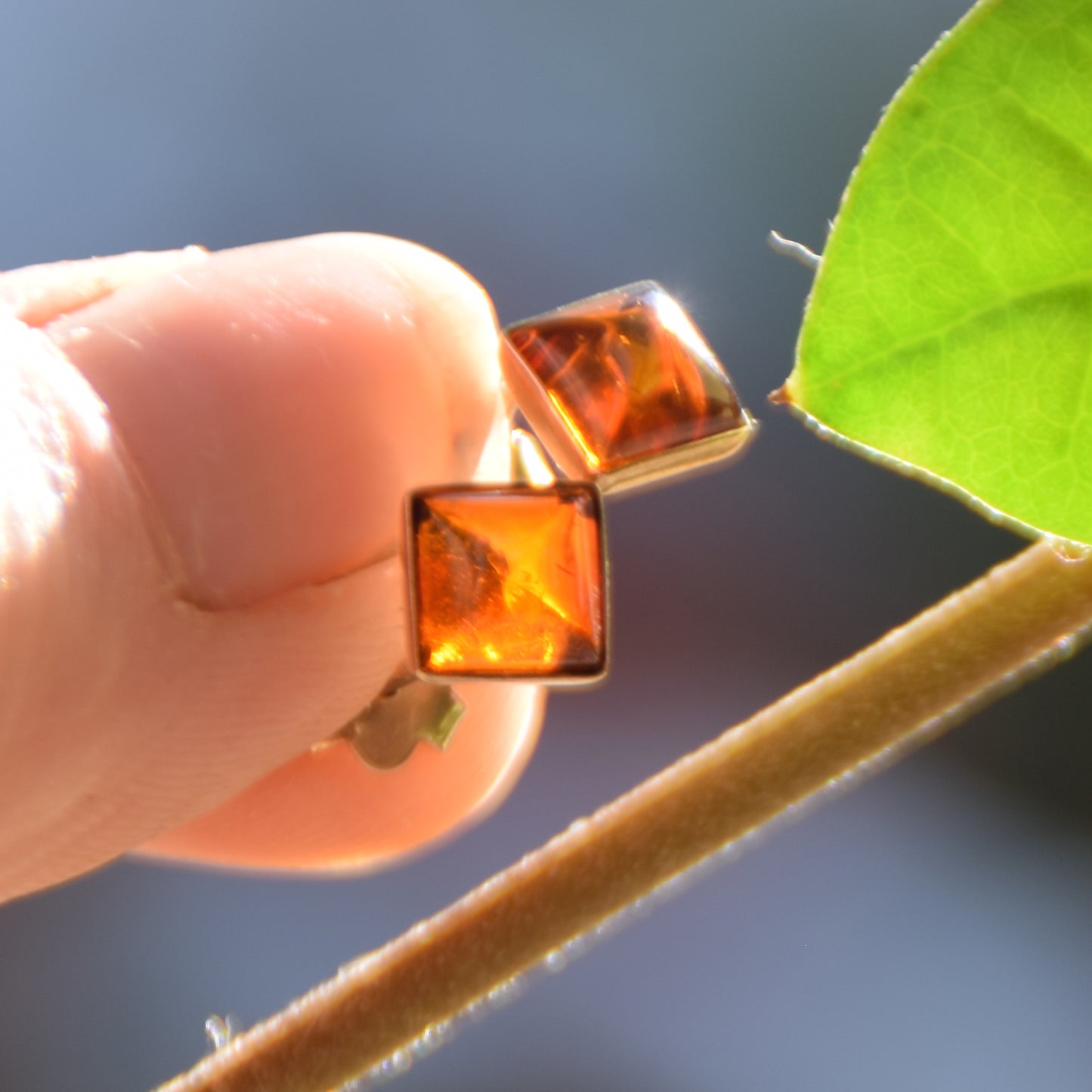 Delicati orecchini quadrati con Ambra naturale color cognac e Argento 925 placcato in Oro 18k, MJ Baltica, BZK097