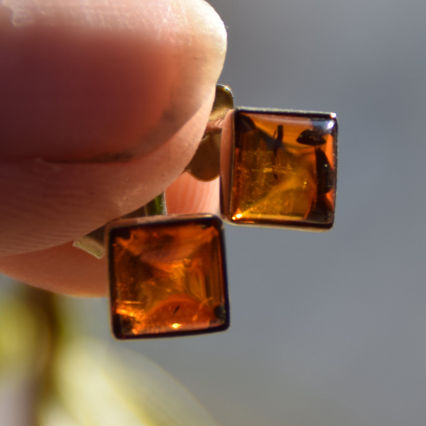 Delicati orecchini quadrati con Ambra naturale color cognac e Argento 925 placcato in Oro 18k, MJ Baltica, BZK097