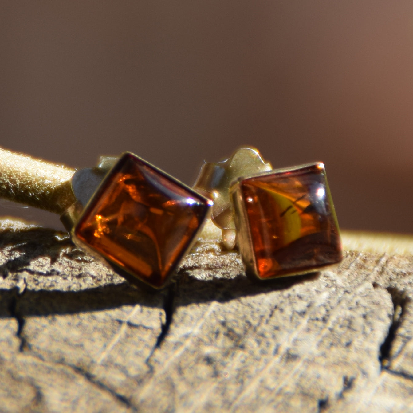 Delicati orecchini quadrati con Ambra naturale color cognac e Argento 925 placcato in Oro 18k, MJ Baltica, BZK097