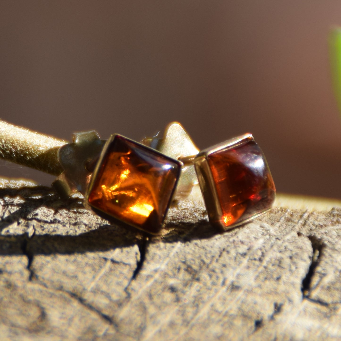 Delicati orecchini quadrati con Ambra naturale color cognac e Argento 925 placcato in Oro 18k, MJ Baltica, BZK097