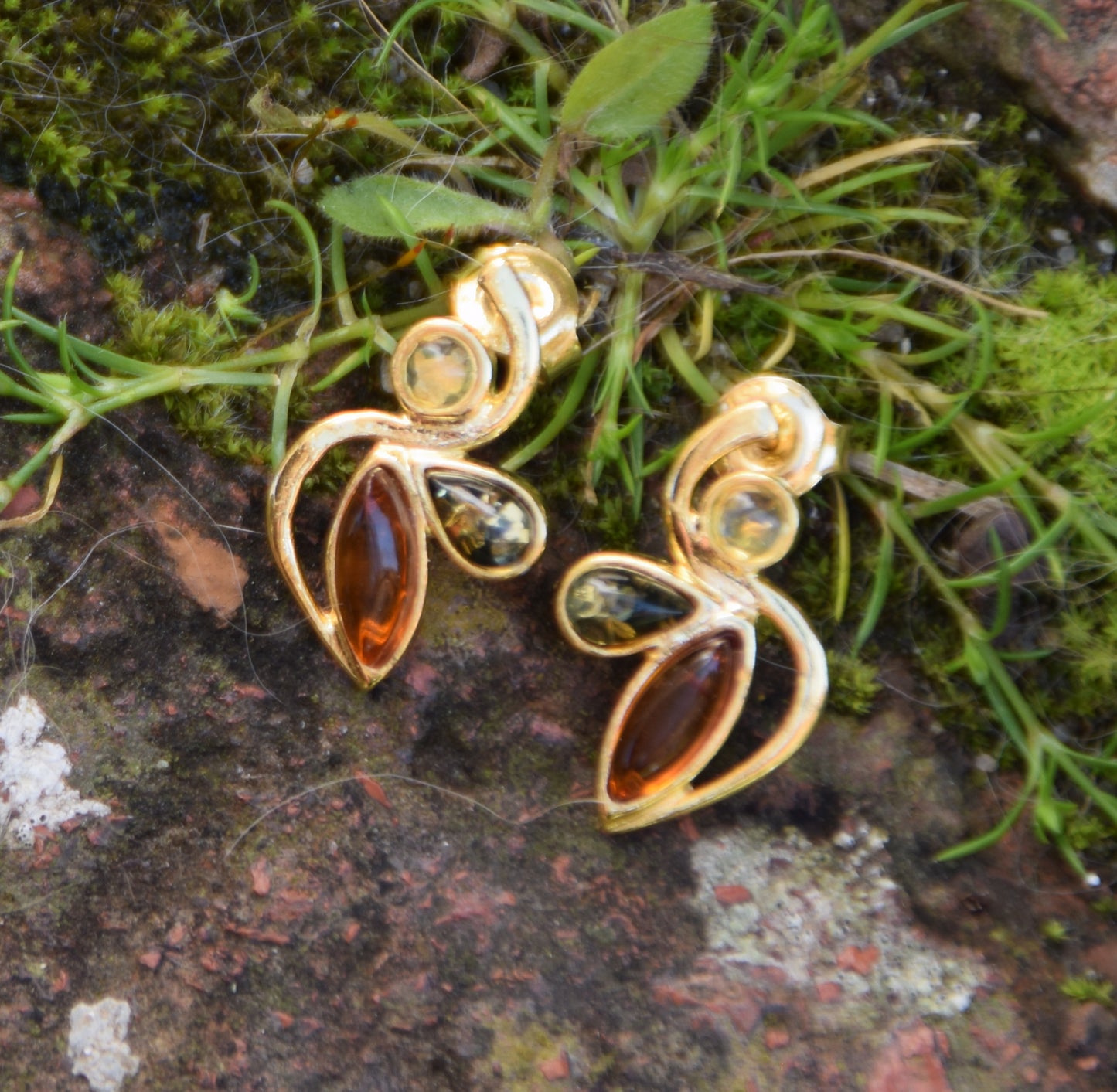 Elegante Blumenohrringe mit Naturbernstein in verschiedenen Farbtönen und 18k vergoldetem 925er Silber, MJ Baltica, BZK102