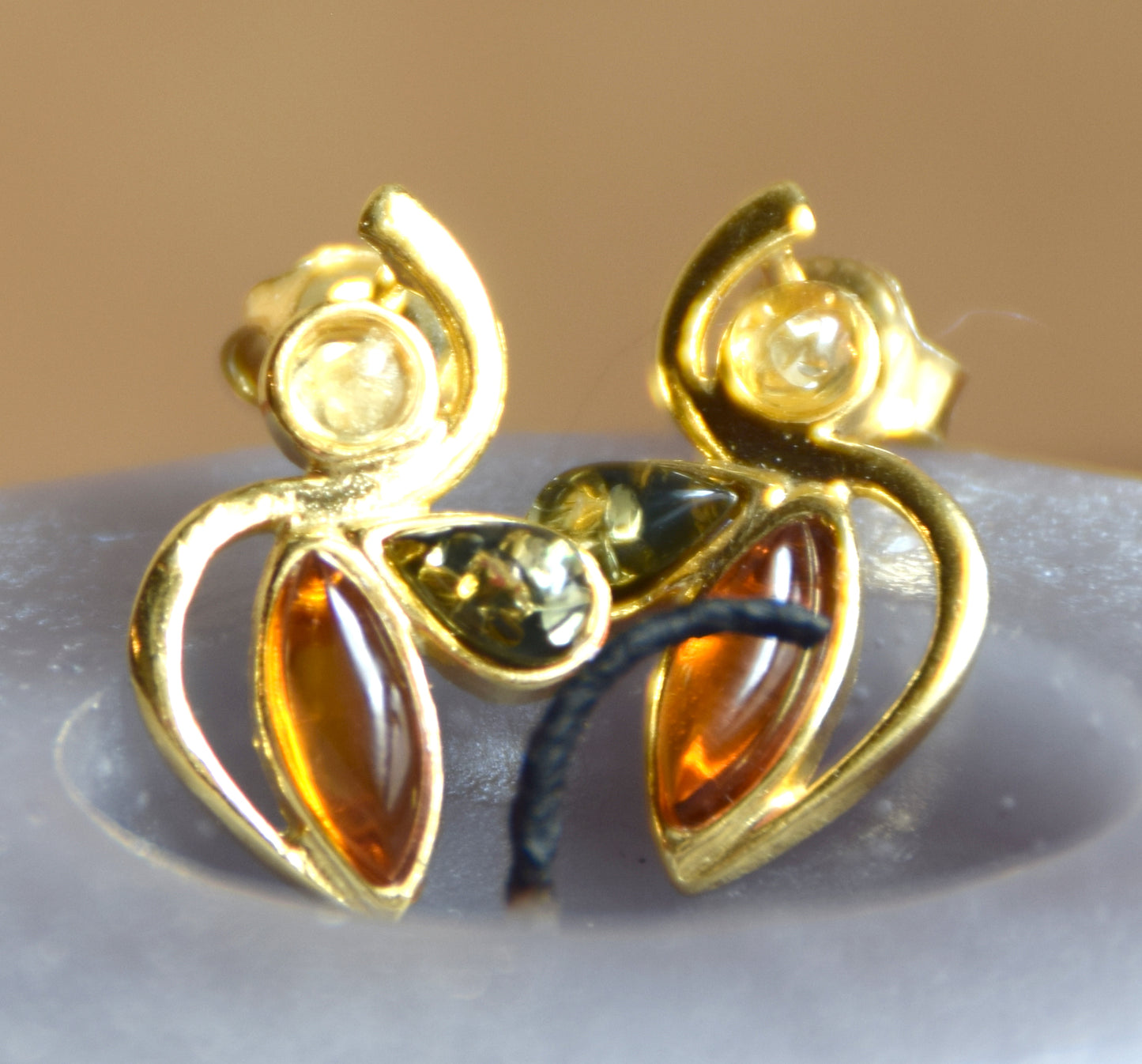 Elegante Blumenohrringe mit Naturbernstein in verschiedenen Farbtönen und 18k vergoldetem 925er Silber, MJ Baltica, BZK102
