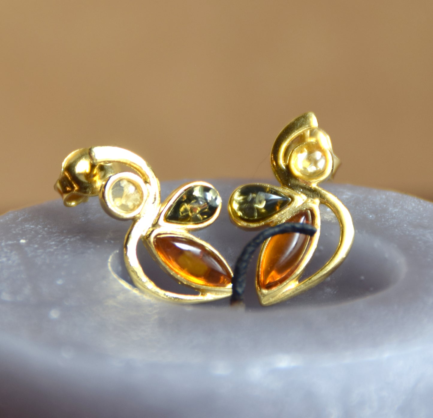 Elegante Blumenohrringe mit Naturbernstein in verschiedenen Farbtönen und 18k vergoldetem 925er Silber, MJ Baltica, BZK102