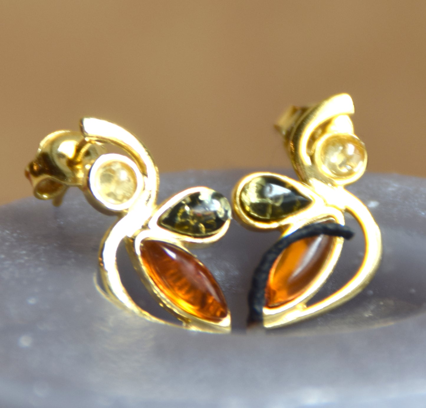 Elegante Blumenohrringe mit Naturbernstein in verschiedenen Farbtönen und 18k vergoldetem 925er Silber, MJ Baltica, BZK102