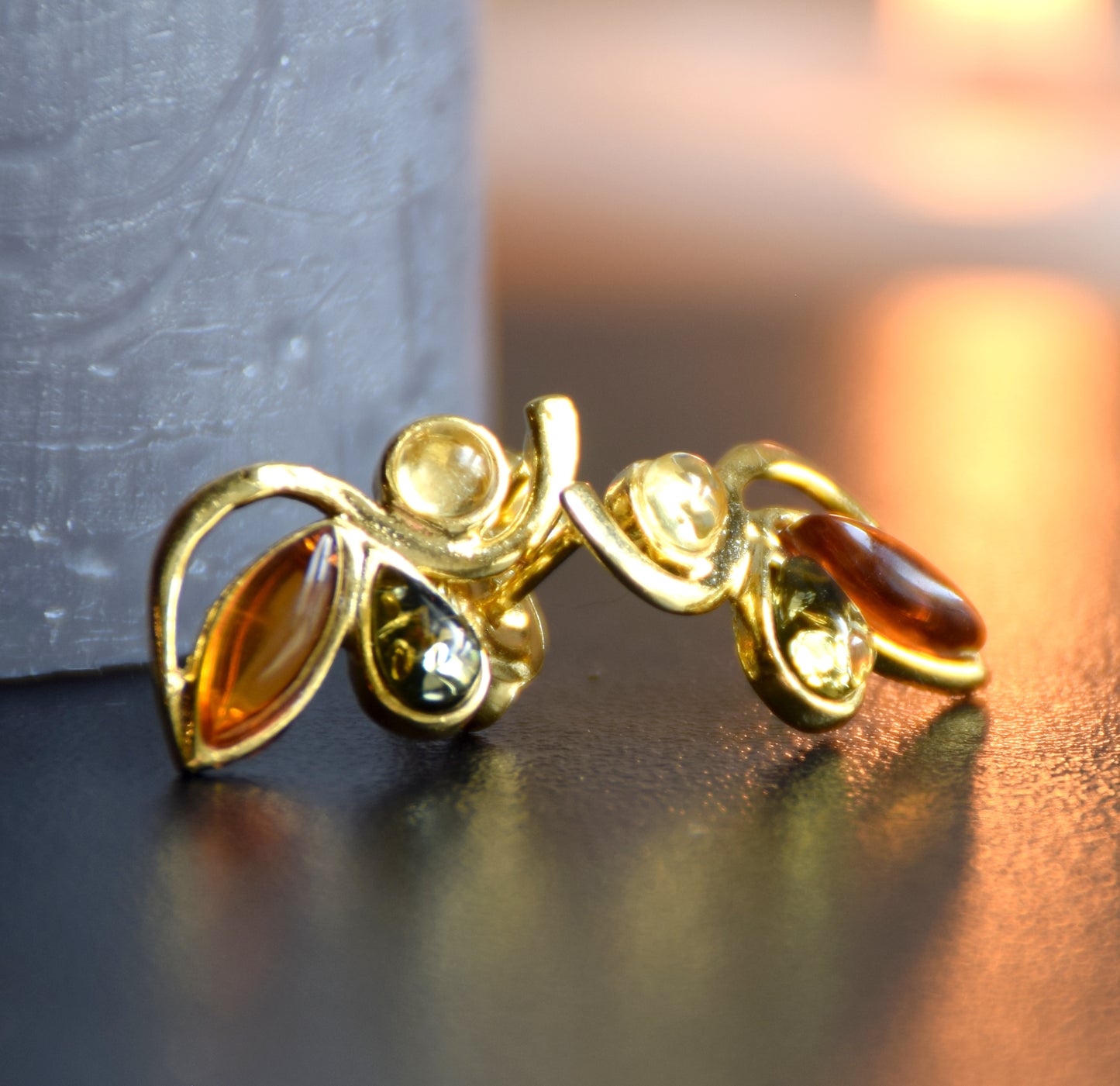 Elegante Blumenohrringe mit Naturbernstein in verschiedenen Farbtönen und 18k vergoldetem 925er Silber, MJ Baltica, BZK102