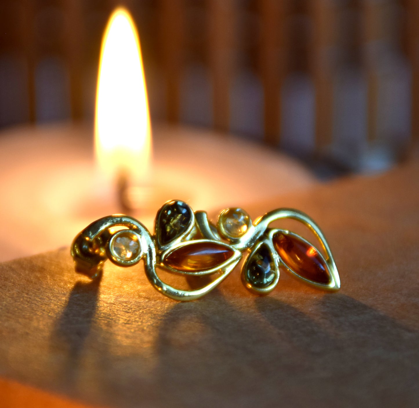 Elegante Blumenohrringe mit Naturbernstein in verschiedenen Farbtönen und 18k vergoldetem 925er Silber, MJ Baltica, BZK102