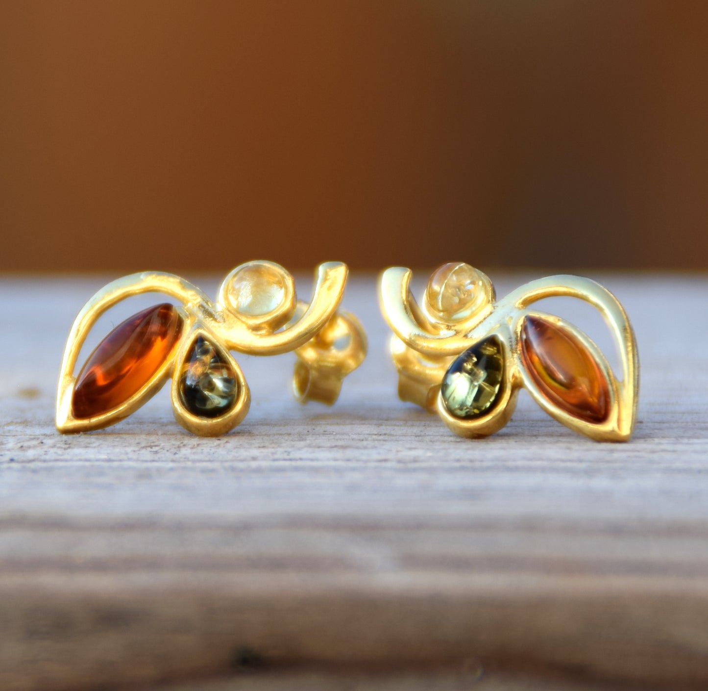 Elegante Blumenohrringe mit Naturbernstein in verschiedenen Farbtönen und 18k vergoldetem 925er Silber, MJ Baltica, BZK102