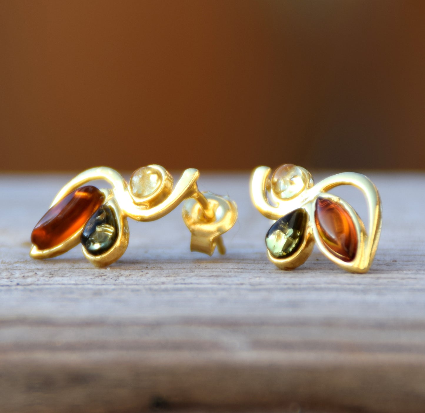 Elegante Blumenohrringe mit Naturbernstein in verschiedenen Farbtönen und 18k vergoldetem 925er Silber, MJ Baltica, BZK102