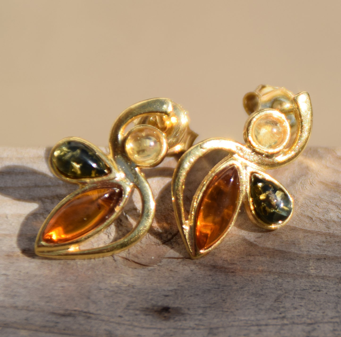 Elegante Blumenohrringe mit Naturbernstein in verschiedenen Farbtönen und 18k vergoldetem 925er Silber, MJ Baltica, BZK102