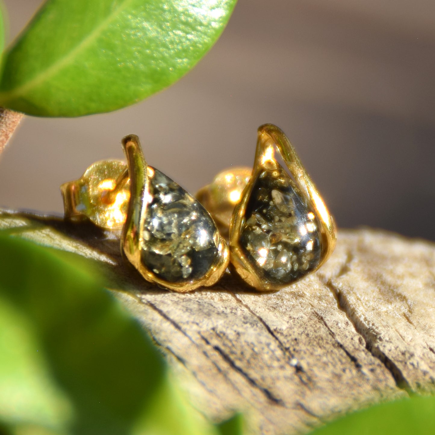 Orecchini a goccia con Ambra naturale color verde e Argento 925 placcato in Oro 18 carati, MJ Baltica, BZK103
