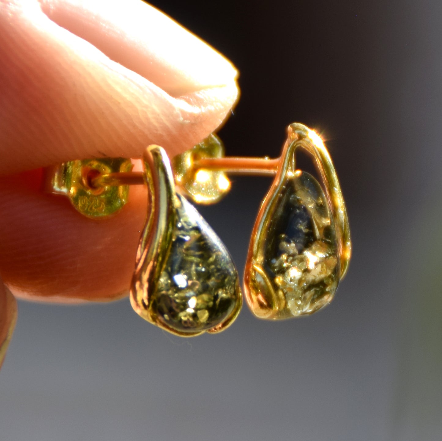 Orecchini a goccia con Ambra naturale color verde e Argento 925 placcato in Oro 18 carati, MJ Baltica, BZK103