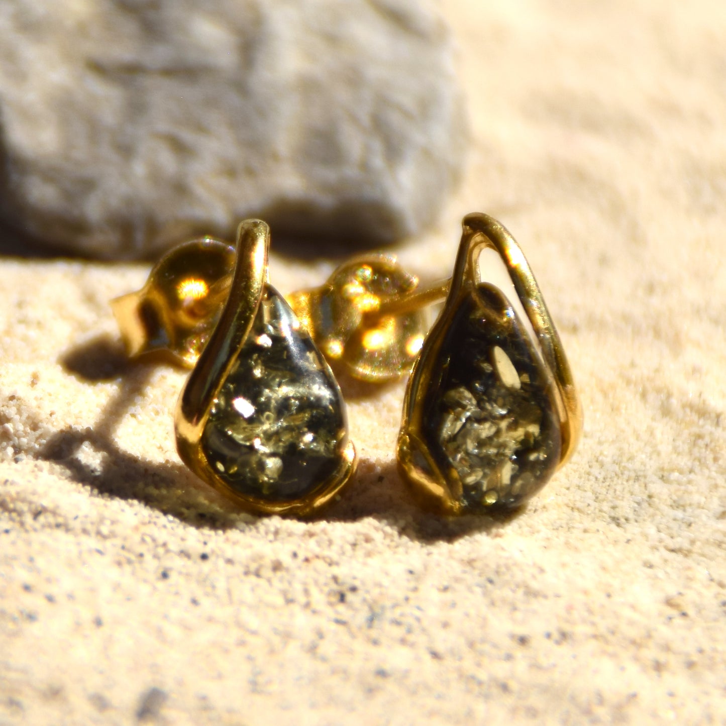 Orecchini a goccia con Ambra naturale color verde e Argento 925 placcato in Oro 18 carati, MJ Baltica, BZK103