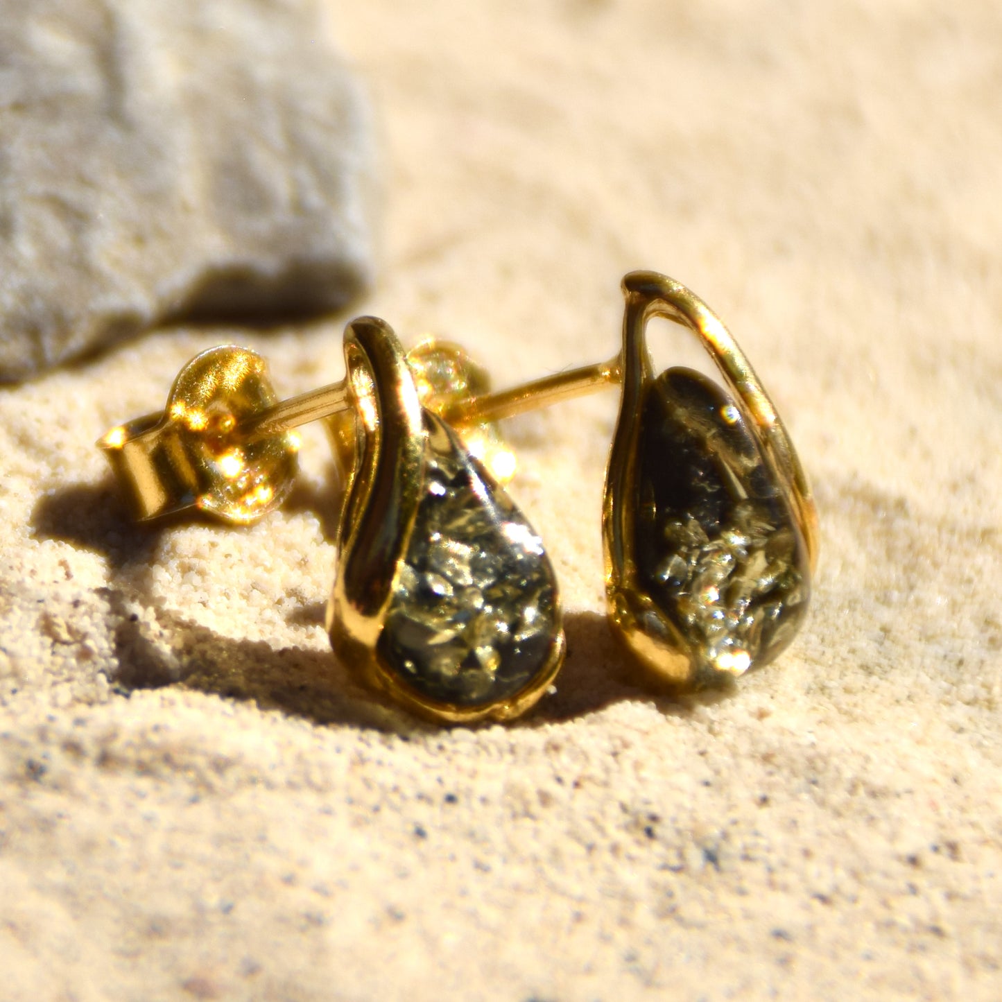 Orecchini a goccia con Ambra naturale color verde e Argento 925 placcato in Oro 18 carati, MJ Baltica, BZK103