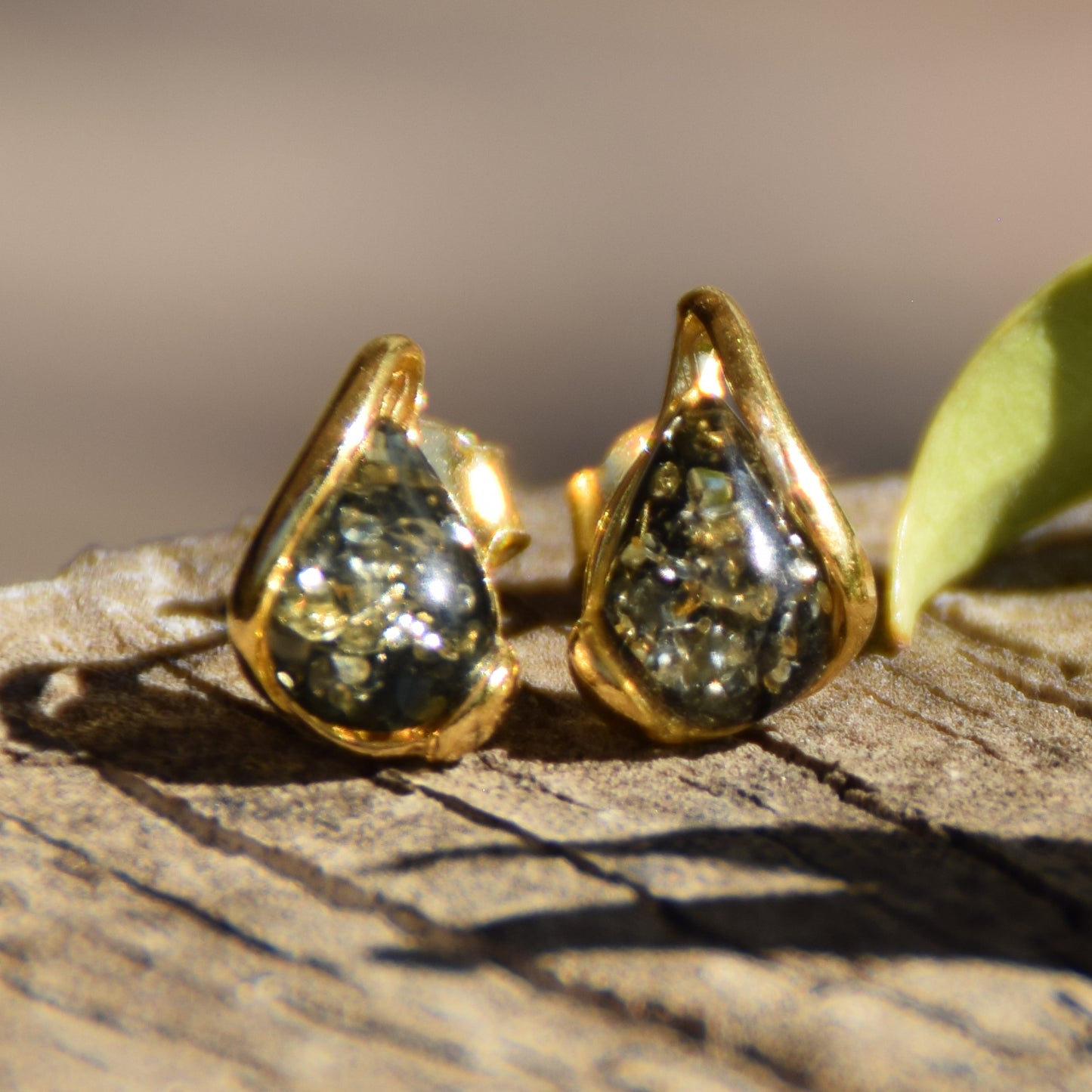 Orecchini a goccia con Ambra naturale color verde e Argento 925 placcato in Oro 18 carati, MJ Baltica, BZK103