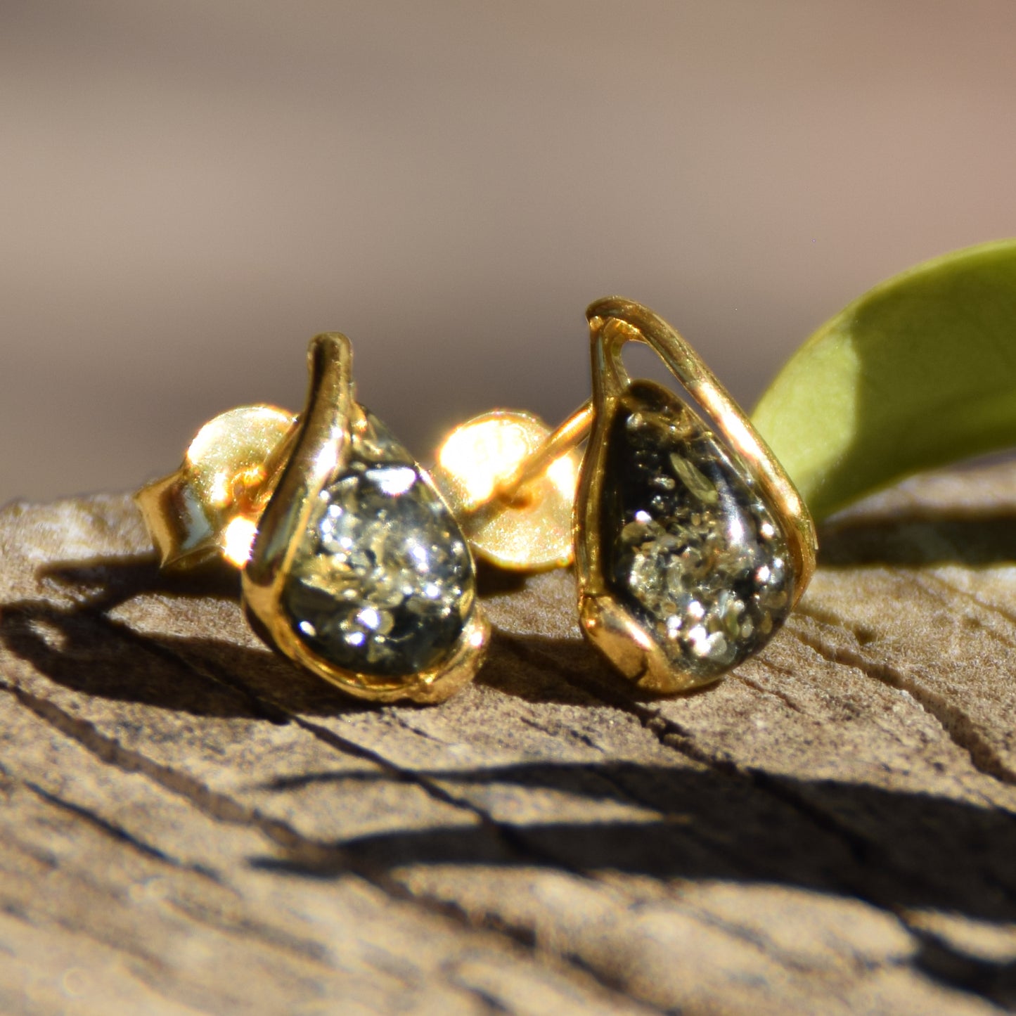 Orecchini a goccia con Ambra naturale color verde e Argento 925 placcato in Oro 18 carati, MJ Baltica, BZK103