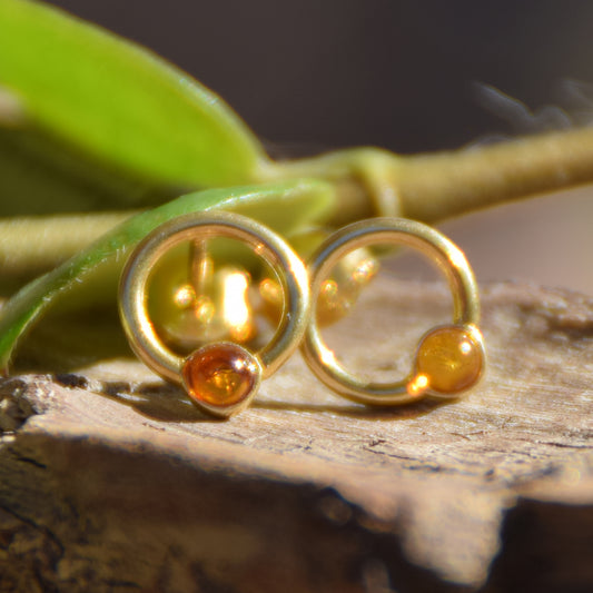 Delicate cognac-colored natural amber and 18k gold-plated 925 sterling silver hoop earrings, MJ Baltica, BZK105