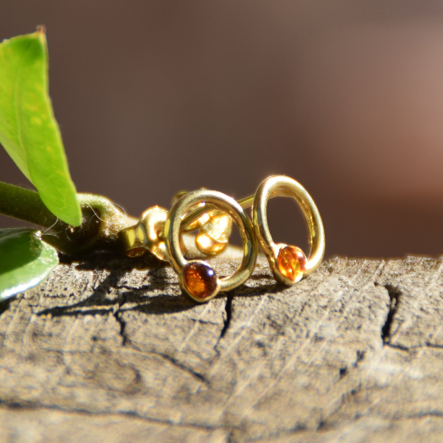 Delicate cognac-colored natural amber and 18k gold-plated 925 sterling silver hoop earrings, MJ Baltica, BZK105