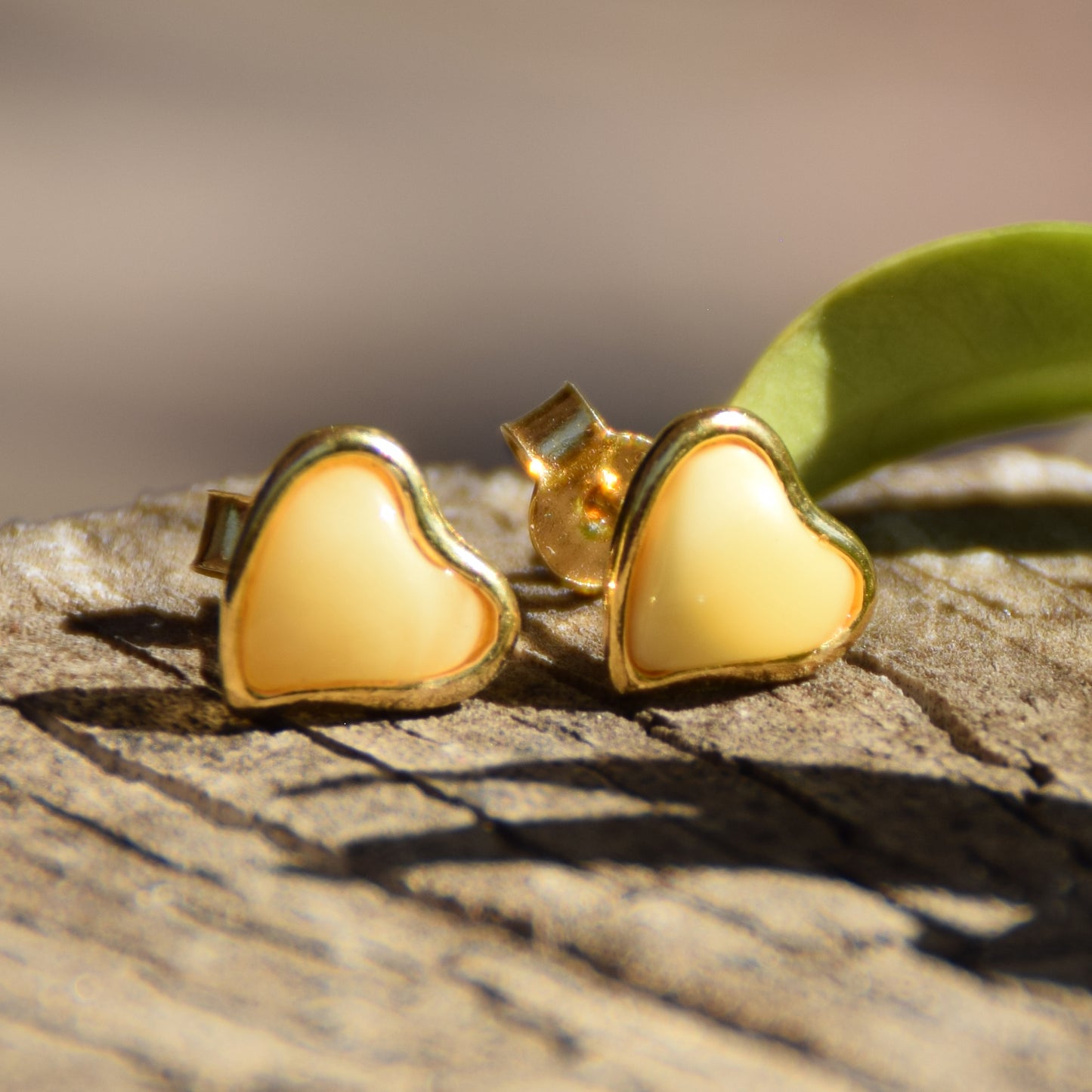 Romantici orecchini a cuore in Ambra naturale imperiale color crema e Argento 925 placcato in Oro 18k, MJ Baltica, BZK113