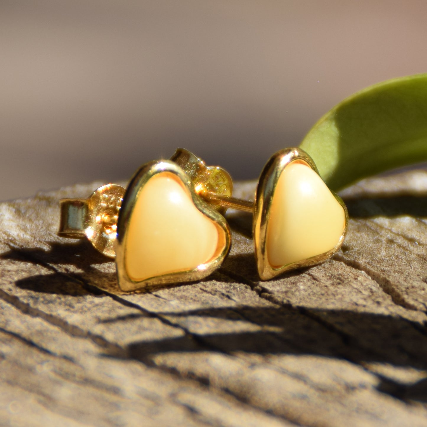 Romantici orecchini a cuore in Ambra naturale imperiale color crema e Argento 925 placcato in Oro 18k, MJ Baltica, BZK113