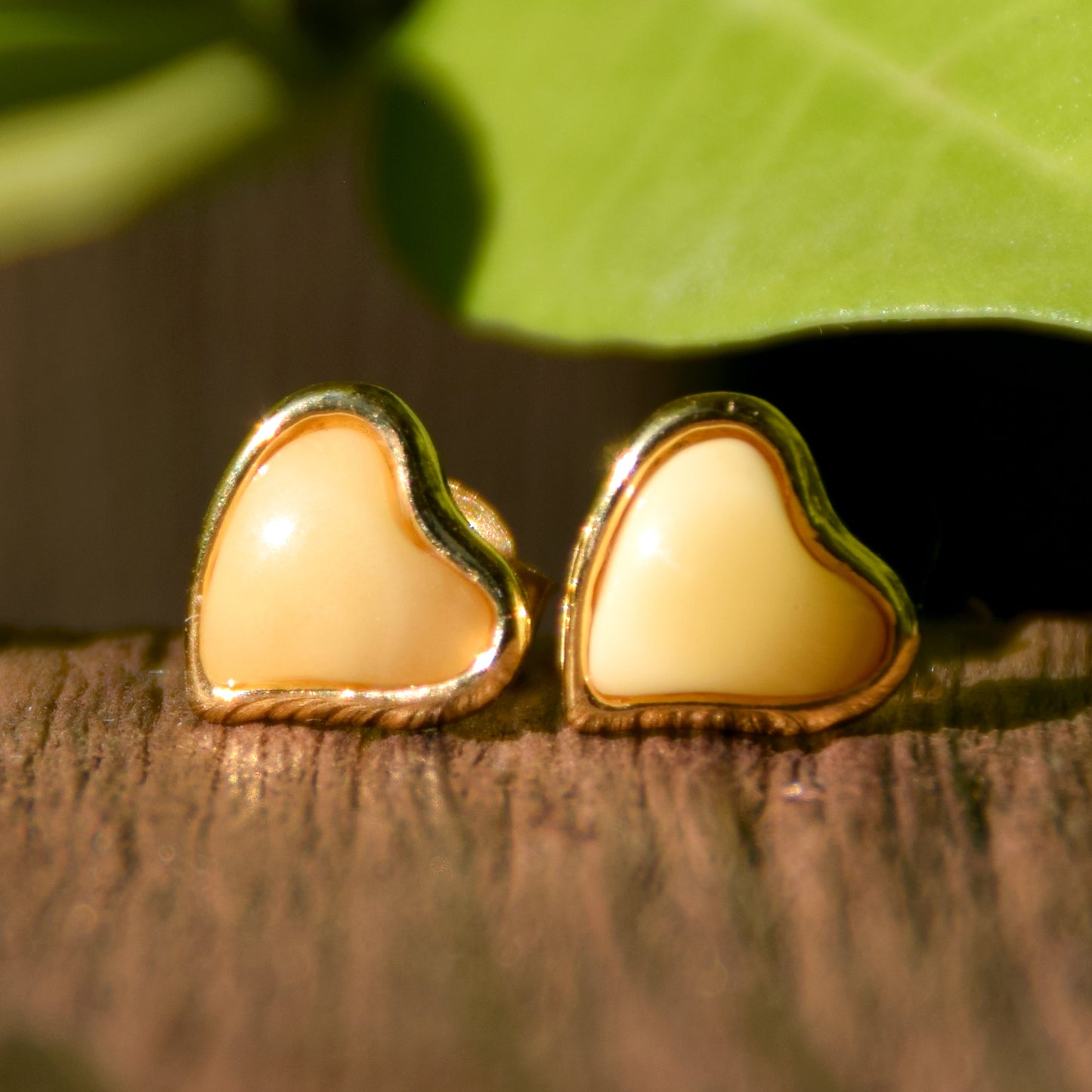 Romantici orecchini a cuore in Ambra naturale imperiale color crema e Argento 925 placcato in Oro 18k, MJ Baltica, BZK113