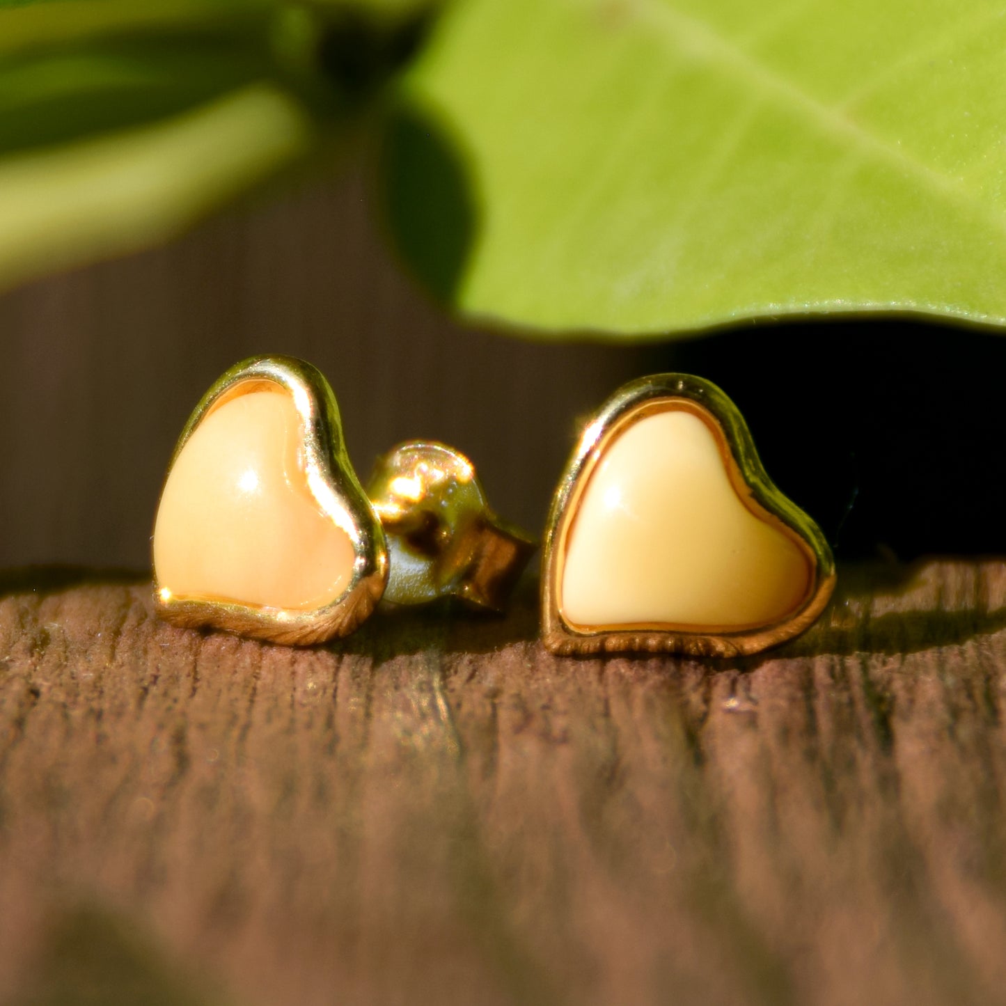 Romantici orecchini a cuore in Ambra naturale imperiale color crema e Argento 925 placcato in Oro 18k, MJ Baltica, BZK113