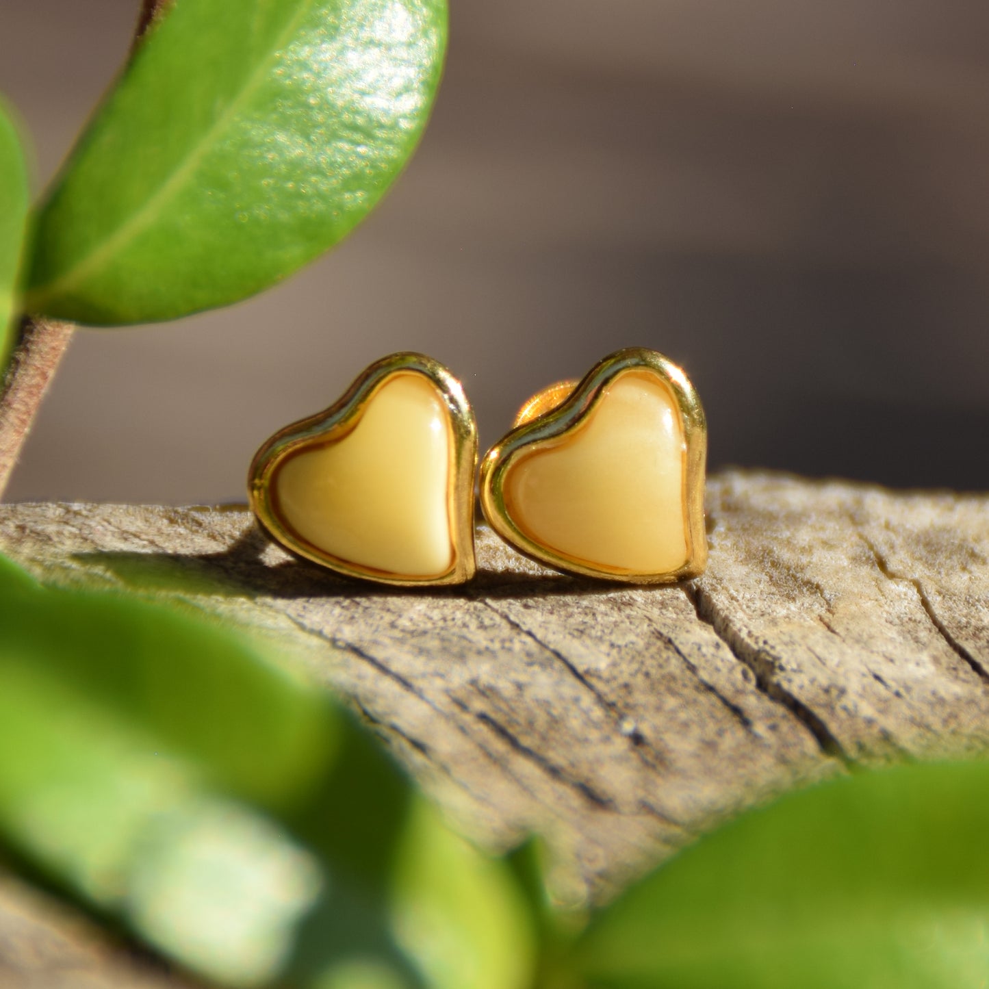 Romantici orecchini a cuore in Ambra naturale imperiale color crema e Argento 925 placcato in Oro 18k, MJ Baltica, BZK113
