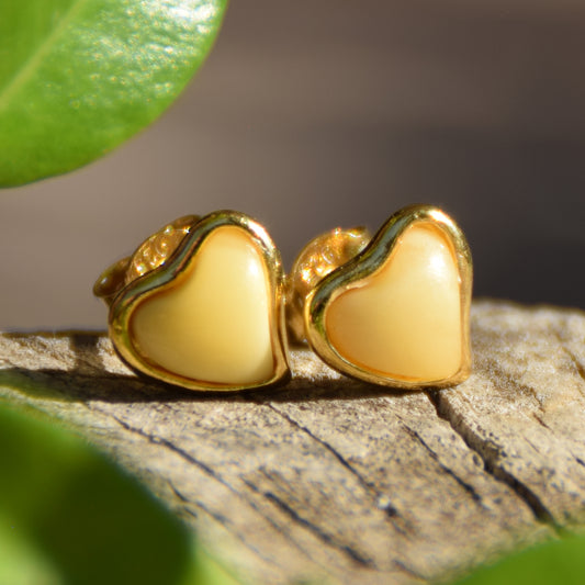 Romantici orecchini a cuore in Ambra naturale imperiale color crema e Argento 925 placcato in Oro 18k, MJ Baltica, BZK113