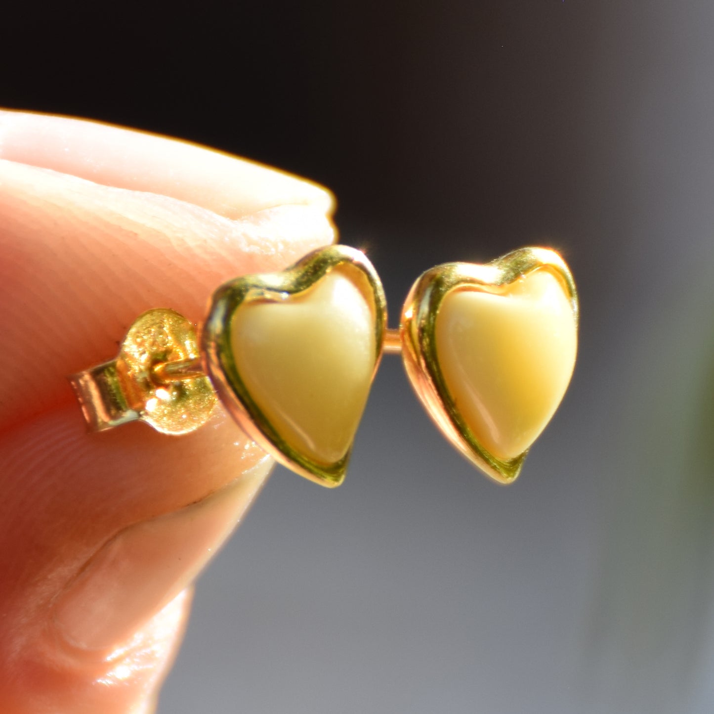 Romantici orecchini a cuore in Ambra naturale imperiale color crema e Argento 925 placcato in Oro 18k, MJ Baltica, BZK113