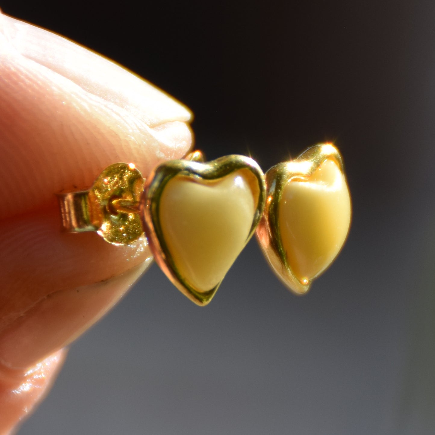Romantici orecchini a cuore in Ambra naturale imperiale color crema e Argento 925 placcato in Oro 18k, MJ Baltica, BZK113