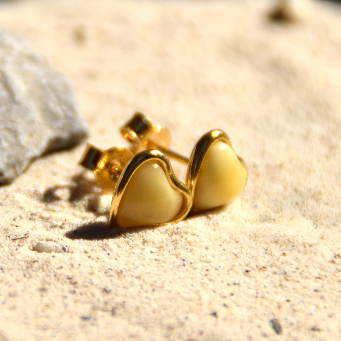 Romantici orecchini a cuore in Ambra naturale imperiale color crema e Argento 925 placcato in Oro 18k, MJ Baltica, BZK113