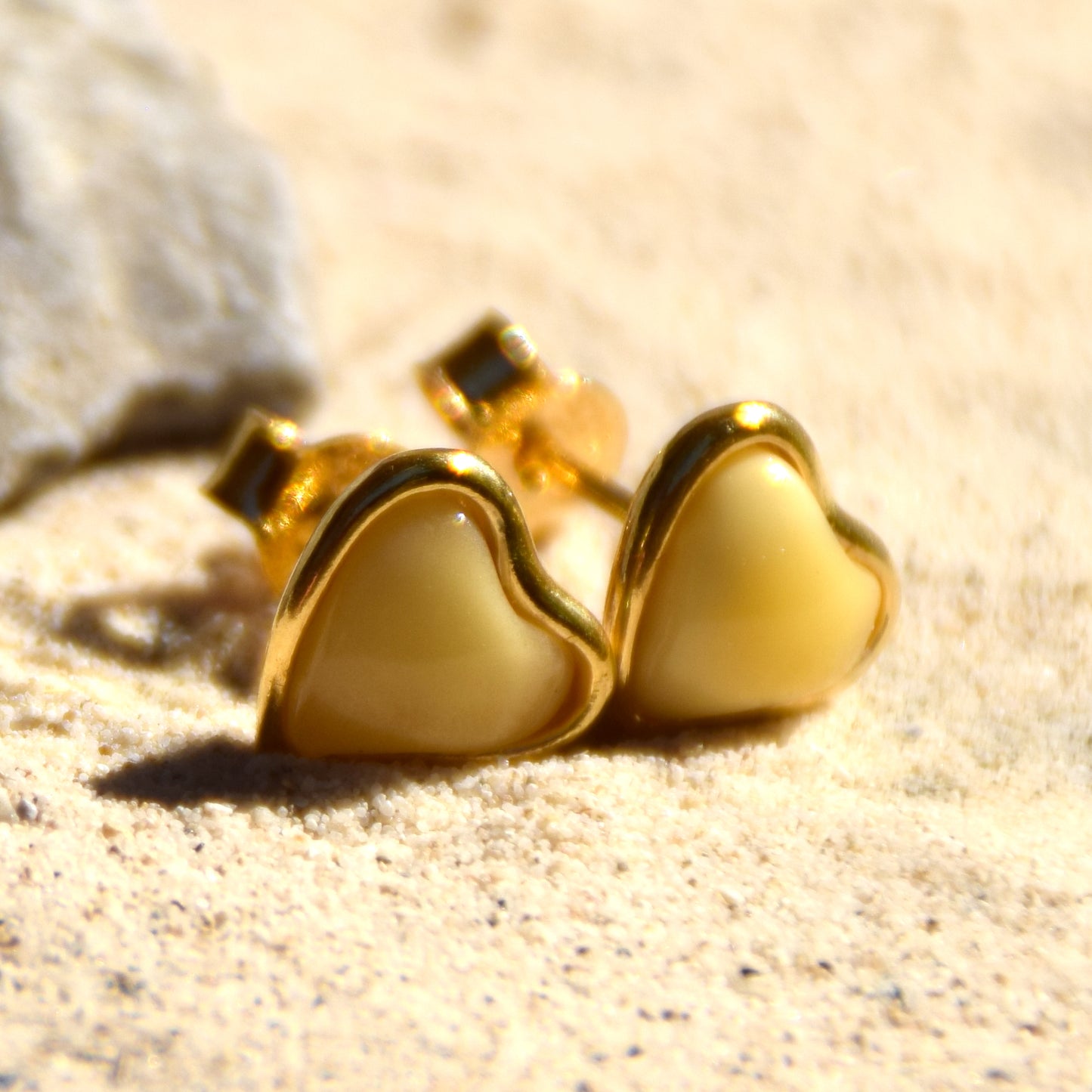 Romantici orecchini a cuore in Ambra naturale imperiale color crema e Argento 925 placcato in Oro 18k, MJ Baltica, BZK113