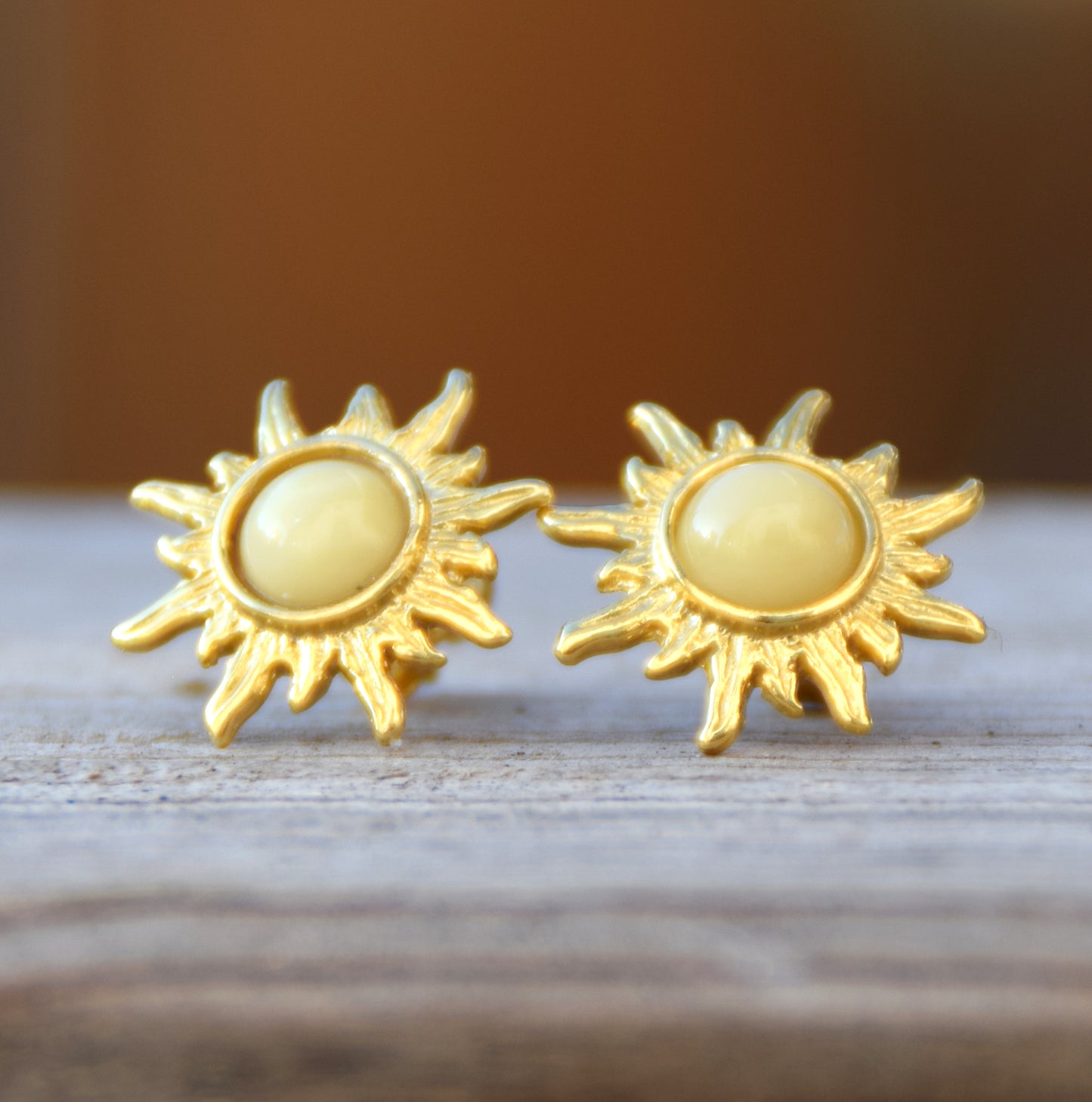 Orecchini a forma di sole con Ambra naturale imperiale e Argento 925 placcato in Oro 18k, MJ Baltica, BZK117