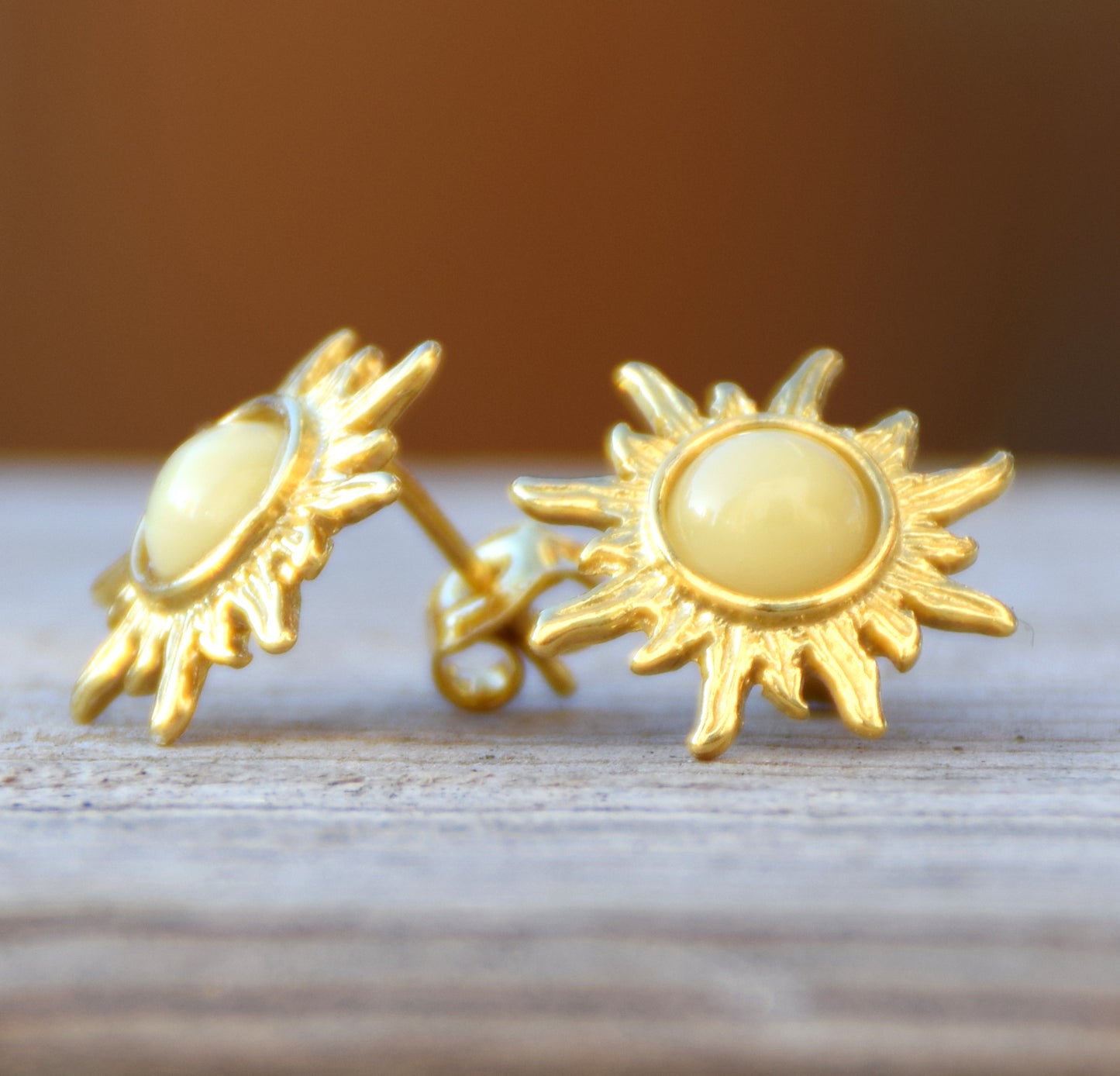 Orecchini a forma di sole con Ambra naturale imperiale e Argento 925 placcato in Oro 18k, MJ Baltica, BZK117