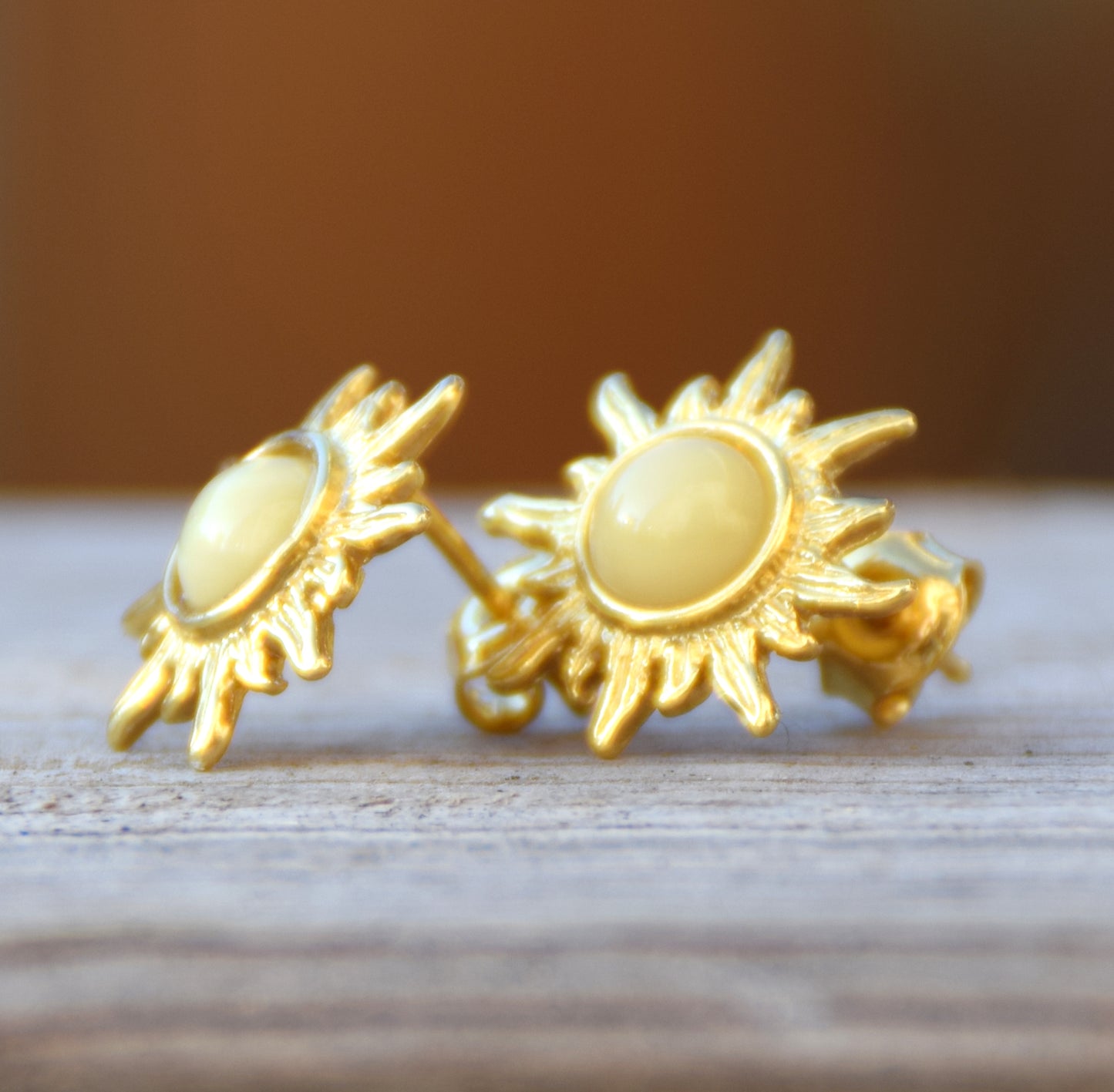 Orecchini a forma di sole con Ambra naturale imperiale e Argento 925 placcato in Oro 18k, MJ Baltica, BZK117