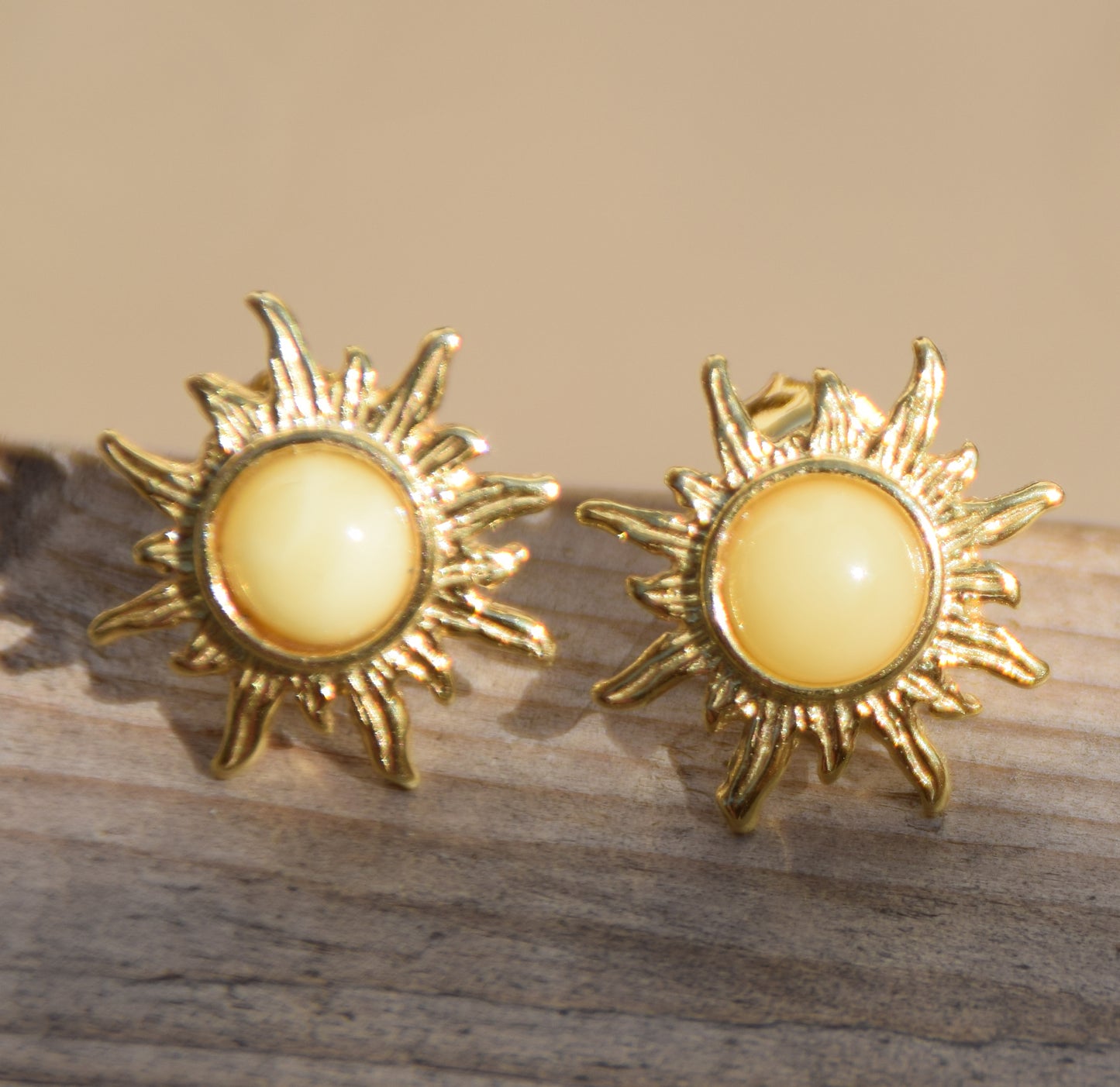 Orecchini a forma di sole con Ambra naturale imperiale e Argento 925 placcato in Oro 18k, MJ Baltica, BZK117