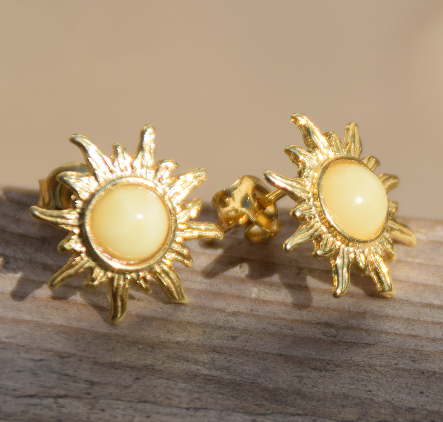 Orecchini a forma di sole con Ambra naturale imperiale e Argento 925 placcato in Oro 18k, MJ Baltica, BZK117