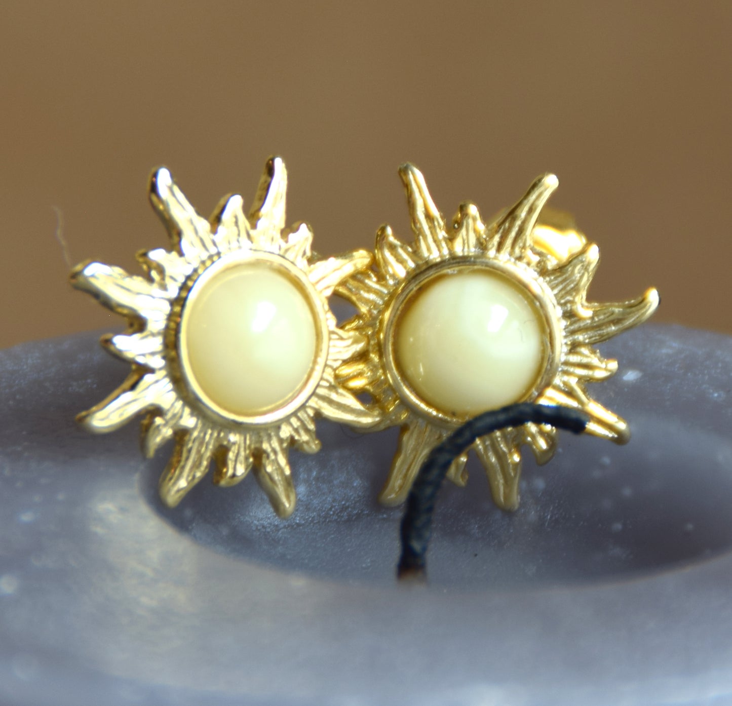 Orecchini a forma di sole con Ambra naturale imperiale e Argento 925 placcato in Oro 18k, MJ Baltica, BZK117