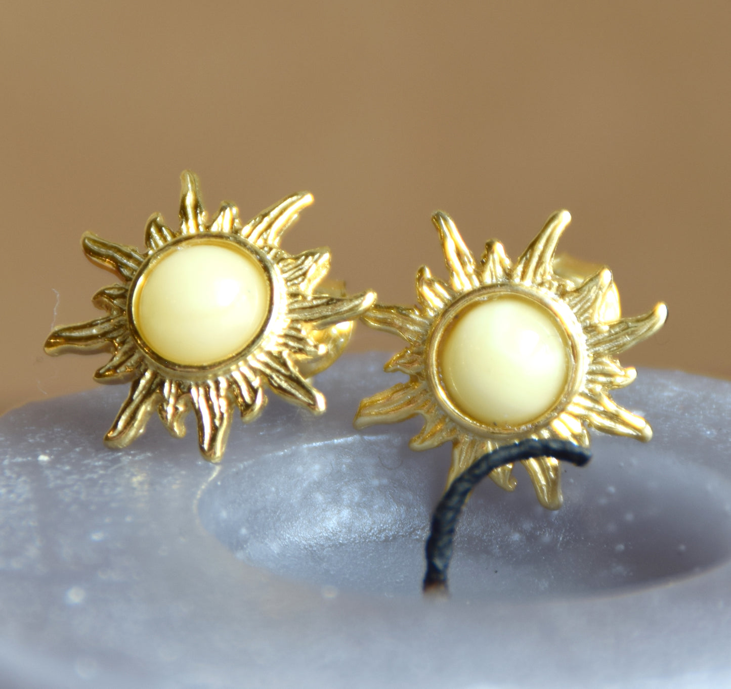 Orecchini a forma di sole con Ambra naturale imperiale e Argento 925 placcato in Oro 18k, MJ Baltica, BZK117