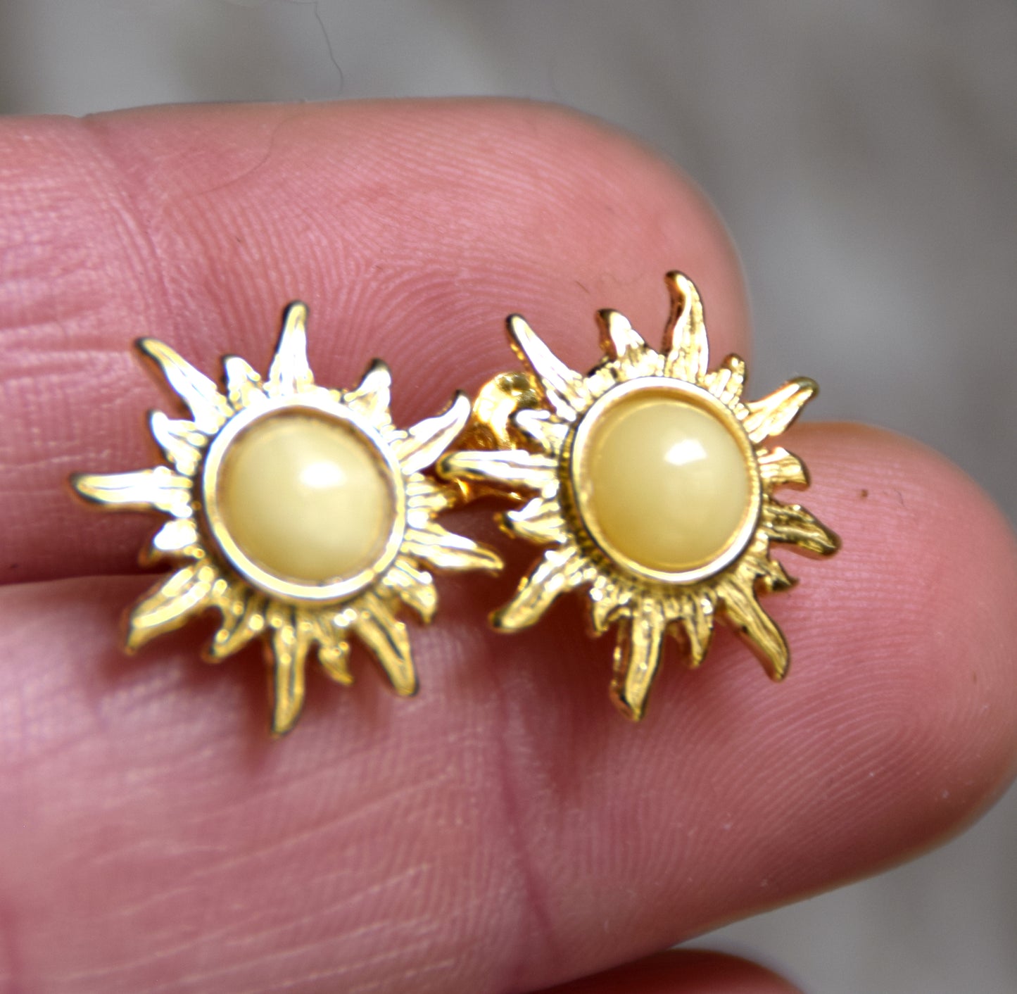 Orecchini a forma di sole con Ambra naturale imperiale e Argento 925 placcato in Oro 18k, MJ Baltica, BZK117