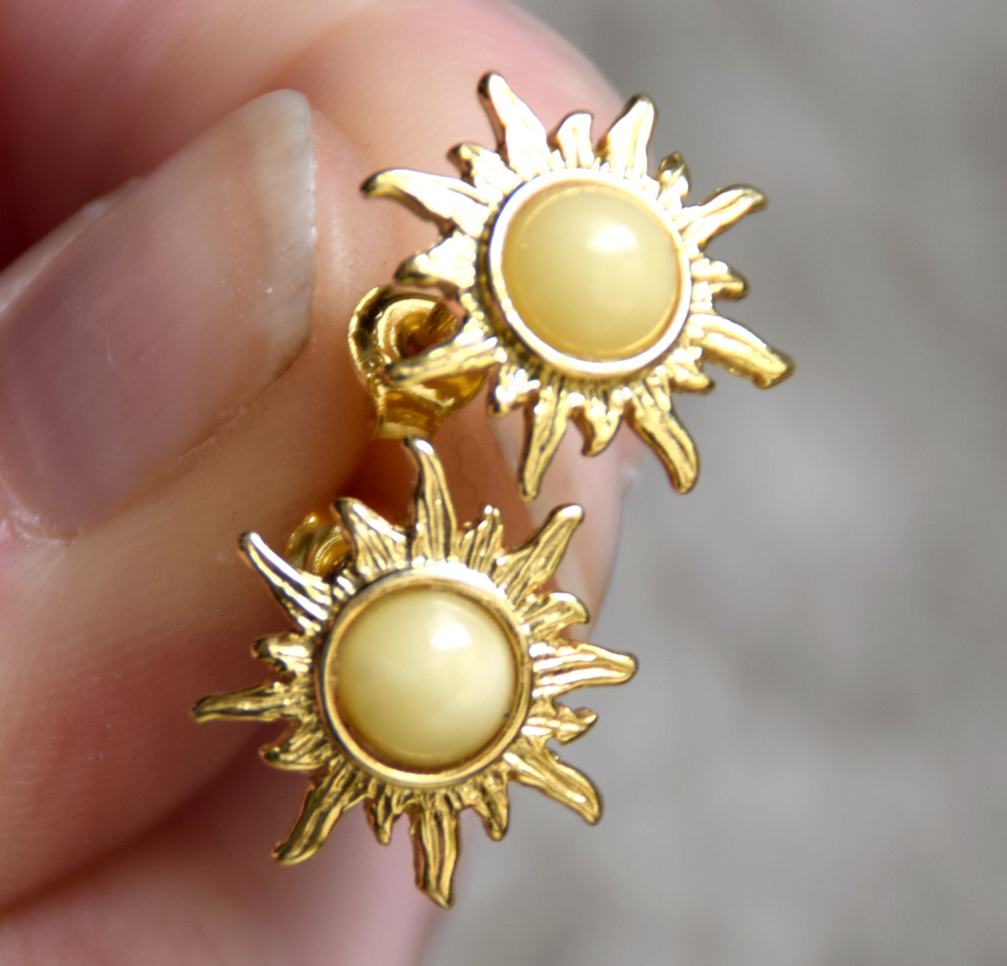 Orecchini a forma di sole con Ambra naturale imperiale e Argento 925 placcato in Oro 18k, MJ Baltica, BZK117