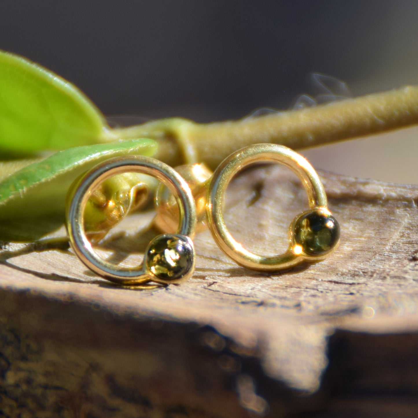 Orecchini a cerchio con Ambra naturale color verde e Argento 925 placcato in Oro 18k, MJ Baltica, BZK118