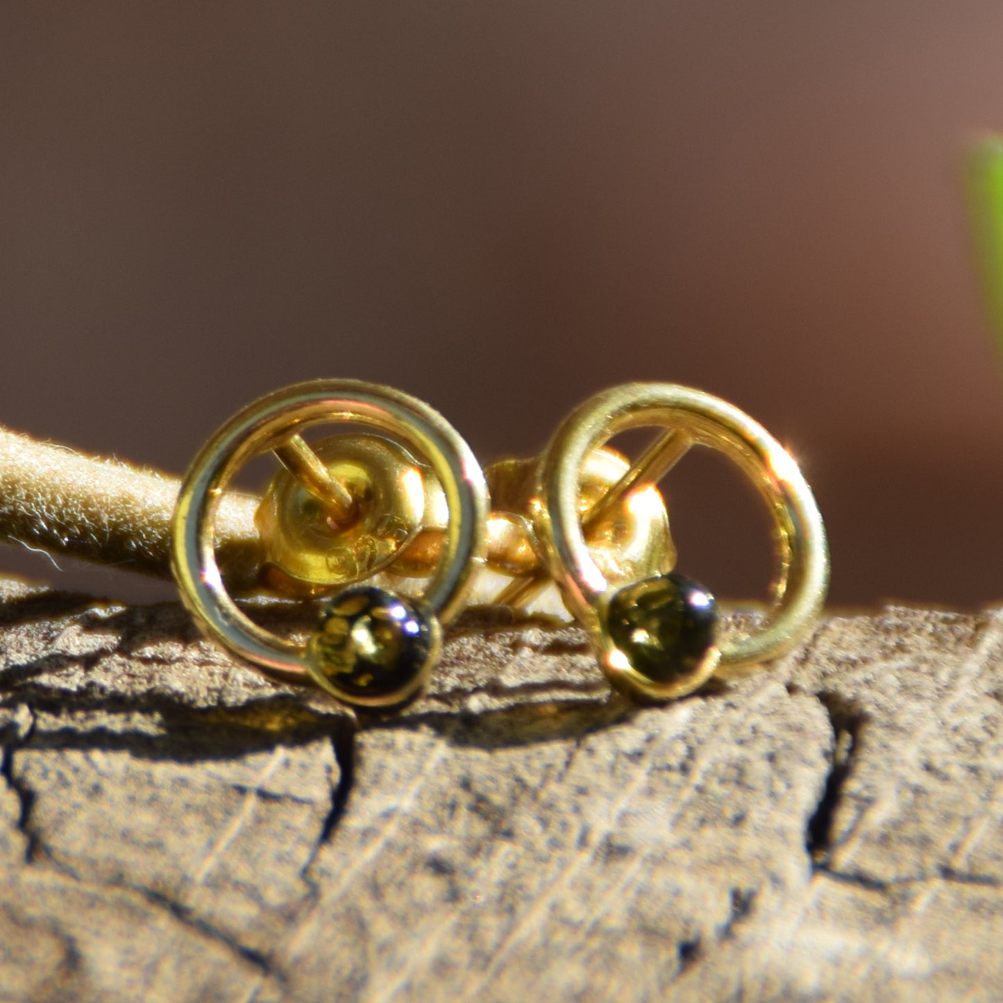 Orecchini a cerchio con Ambra naturale color verde e Argento 925 placcato in Oro 18k, MJ Baltica, BZK118