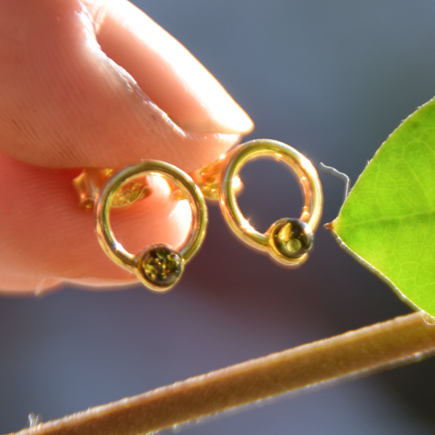Orecchini a cerchio con Ambra naturale color verde e Argento 925 placcato in Oro 18k, MJ Baltica, BZK118
